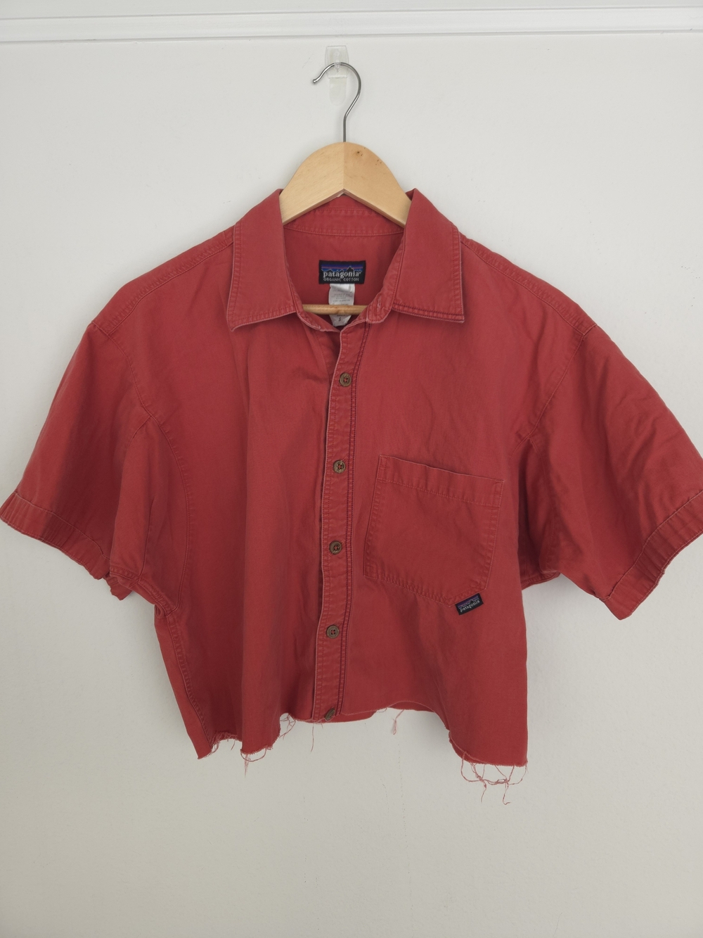 Patagonia Men’s 100% Organic Cotton Button-Down Shirt Crop in Brick Red S